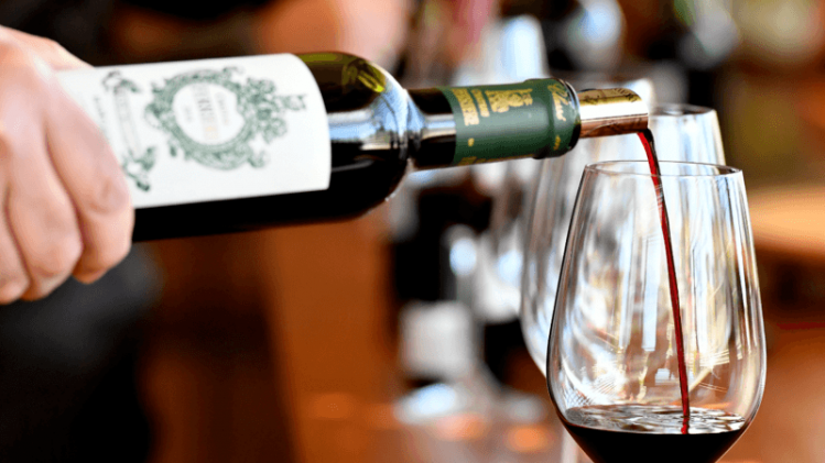 De prijs van een fles wijn bepaalt mee hoe lekker de wijn bevonden wordt